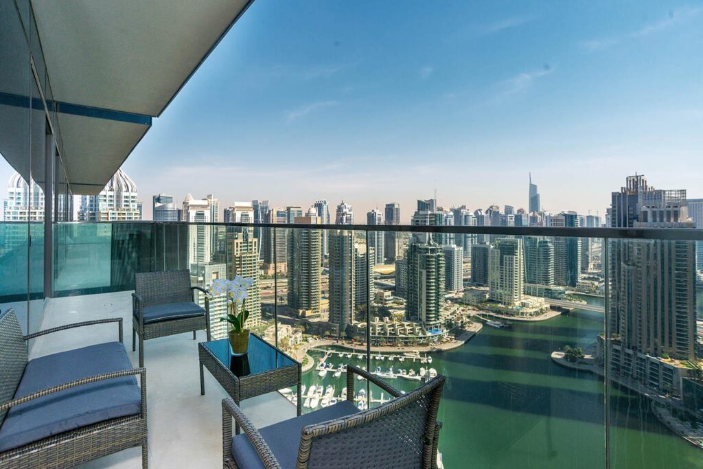 Skyline en jachthaven van Dubai Marina