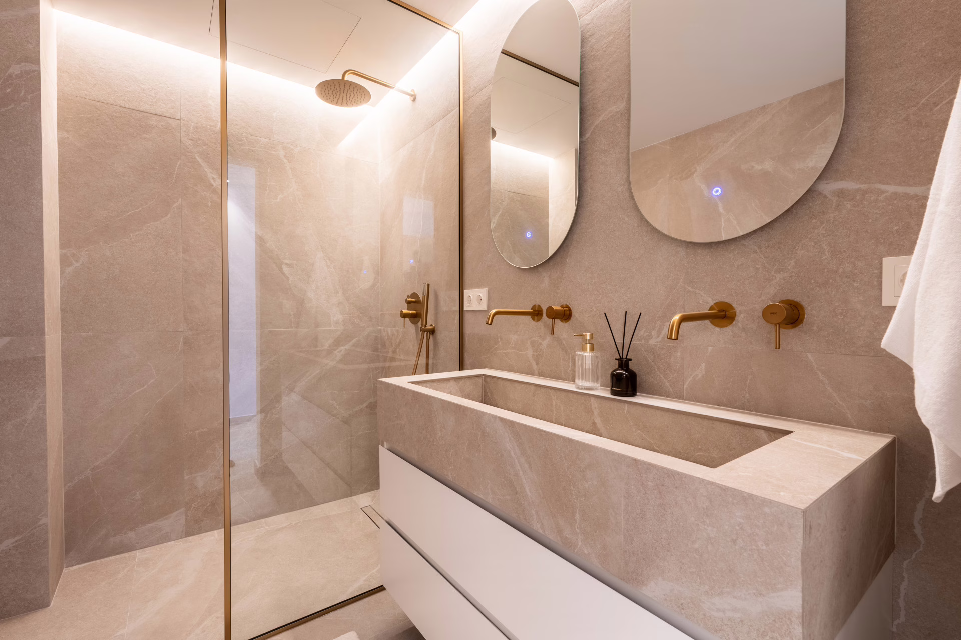 4adb61d7-a847-45d2-b1b4-741902908813